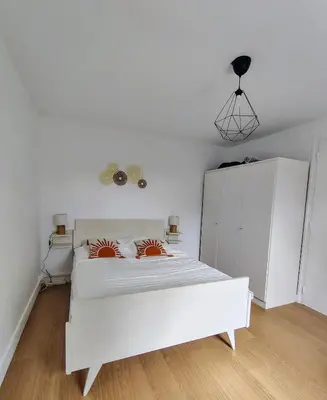 Un ou plusieurs lits dans un hébergement de l'établissement Appartement calme avec jardin
