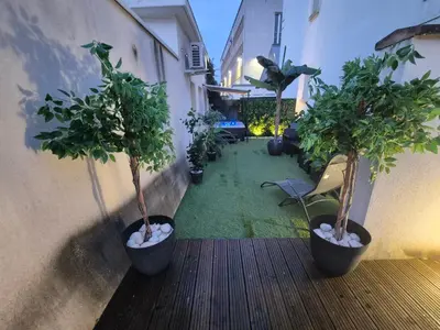 Jardin de l'établissement Studio avec Spa Privatif & Terrasse Jungle Dijon Centre