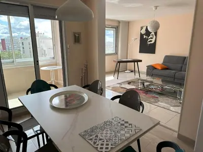 Coin salon dans l'établissement Bel appartement spacieux , lumineux, proche Dijon centre auditorium
