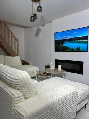 Télévision ou salle de divertissement dans l'établissement Escapade dans le Jura