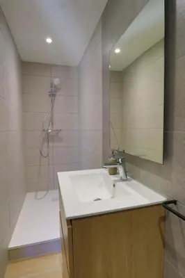 Salle de bains dans l'établissement Domaine en bord de saone