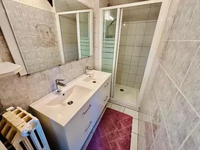 Salle de bains dans l'établissement Le spacieux - 3 chambres - Proche Gare TGV et RCEA