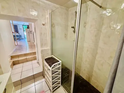 Salle de bains dans l'établissement Le cosy - T2 52m2 - Proche Gare TGV et RCEA