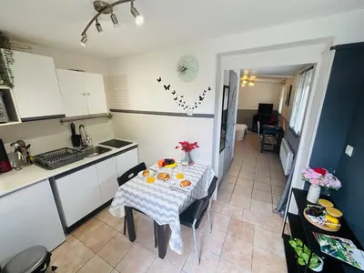 Cuisine ou kitchenette dans l'établissement Le petit studio - 1 chambre - Proche Gare TGV et RCEA