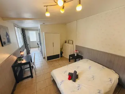 Un ou plusieurs lits dans un hébergement de l'établissement Le petit studio - 1 chambre - Proche Gare TGV et RCEA