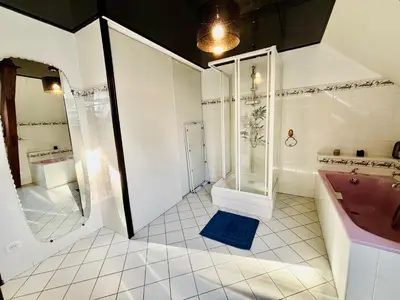 Salle de bains dans l'établissement Le grand studio - Proche Gare TGV et RCEA