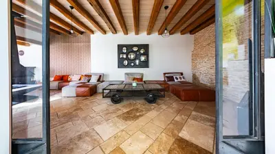 Coin salon dans l'établissement Maison ALMA Piscine -Baby Foot - Cheminée- Jacuzzi