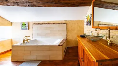 Salle de bains dans l'établissement Maison ALMA Piscine -Baby Foot - Cheminée- Jacuzzi