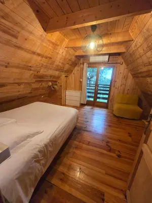 Un ou plusieurs lits dans un hébergement de l'établissement Lodge du Parc des Combes avec Accès Parc inclus selon calendrier ouverture Parc