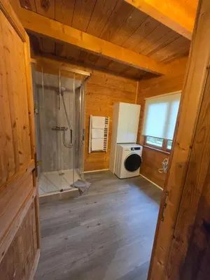 Salle de bains dans l'établissement Lodge du Parc des Combes avec Accès Parc inclus selon calendrier ouverture Parc