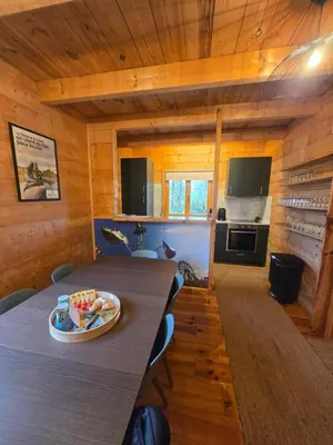 Cuisine ou kitchenette dans l'établissement Lodge du Parc des Combes avec Accès Parc inclus selon calendrier ouverture Parc