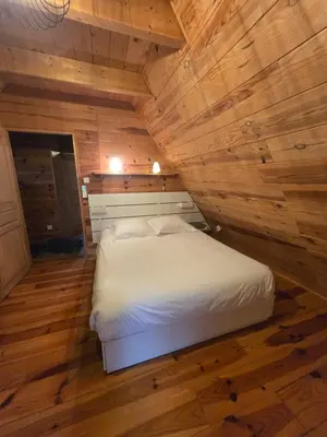 Un ou plusieurs lits dans un hébergement de l'établissement Lodge du Parc des Combes avec Accès Parc inclus selon calendrier ouverture Parc