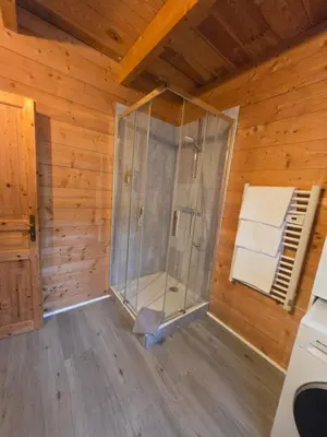 Salle de bains dans l'établissement Lodge du Parc des Combes avec Accès Parc inclus selon calendrier ouverture Parc