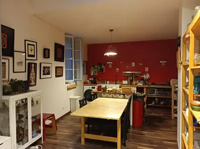 Cuisine ou kitchenette dans l'établissement Maison conviviale Tribus, familles et amis