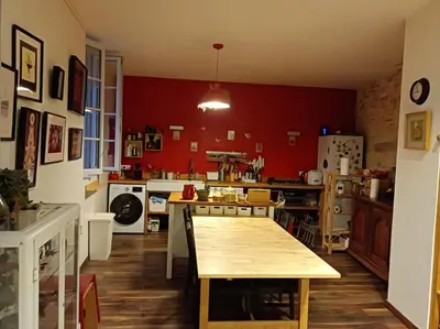 Coin salon dans l'établissement Maison conviviale Tribus, familles et amis