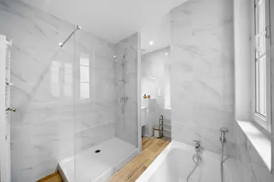 Salle de bains dans l'établissement Charme & confort avec extérieur privatif en ville
