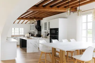 Cuisine ou kitchenette dans l'établissement Évasion à Rully grande maison avec piscine privée