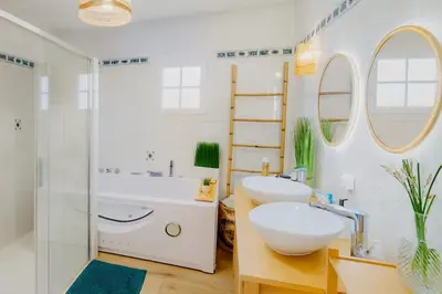 Salle de bains dans l'établissement Évasion à Rully grande maison avec piscine privée