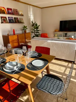 Télévision ou salle de divertissement dans l'établissement Mid Century - 3 bedrooms - Parking - 6 people
