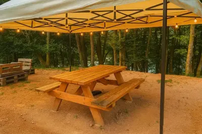 Paysage naturel près de la tente de luxe