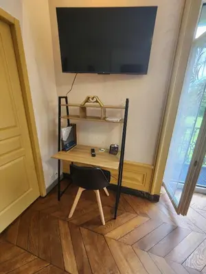 Télévision ou salle de divertissement dans l'établissement Le Clos Mauron Numéro 12