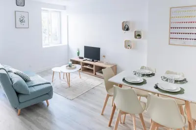 Télévision ou salle de divertissement dans l'établissement Chaleureux et raffiné centre -ville Mâcon