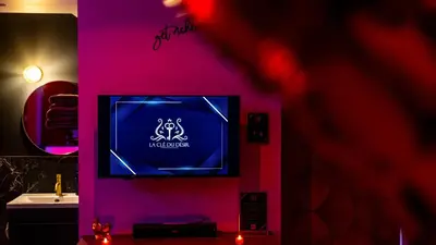 Télévision ou salle de divertissement dans l'établissement BALNEO - SAUNA - WIFi - LA CLÉ DU DÉSIR