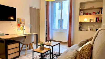 Télévision ou salle de divertissement dans l'établissement Le Cosy - Place du 30 octobre - 4 personnes