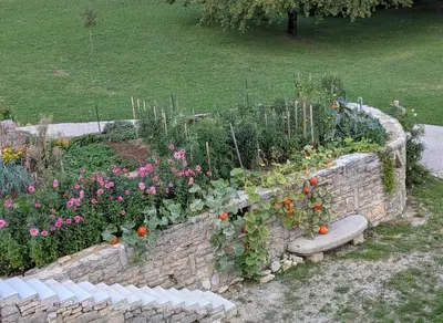 Jardin de l'établissement L'Aintemporel - Gîte calme 4 personnes