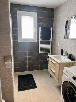 Salle de bains dans l'établissement Maison individuelle meublée