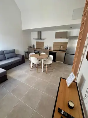 Cuisine ou kitchenette dans l'établissement Maison individuelle meublée