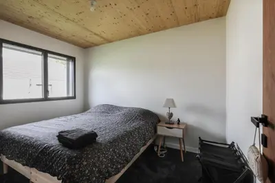 Un ou plusieurs lits dans un hébergement de l'établissement Cozy House Close to Les Salines Royales with Parking and WiFi