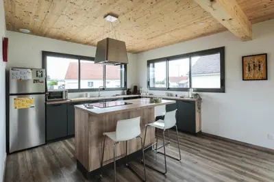 Cuisine ou kitchenette dans l'établissement Cozy House Close to Les Salines Royales with Parking and WiFi