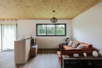 Coin salon dans l'établissement Cozy House Close to Les Salines Royales with Parking and WiFi