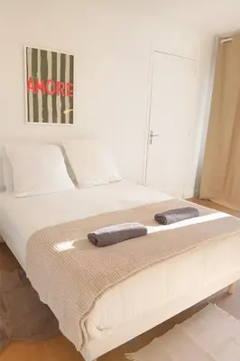 Un ou plusieurs lits dans un hébergement de l'établissement Grand appartement 3 chambres Wifi & Parking