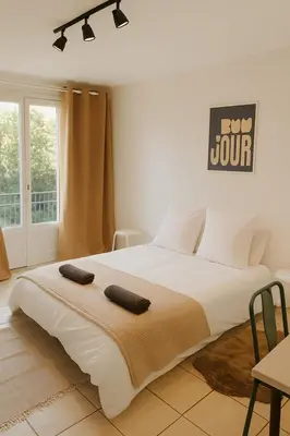 Un ou plusieurs lits dans un hébergement de l'établissement Grand appartement 3 chambres Wifi & Parking