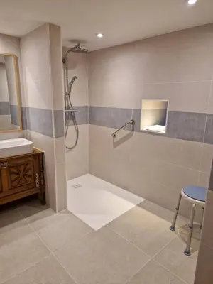 Salle de bains dans l'établissement Auberge du Vieux Brancion