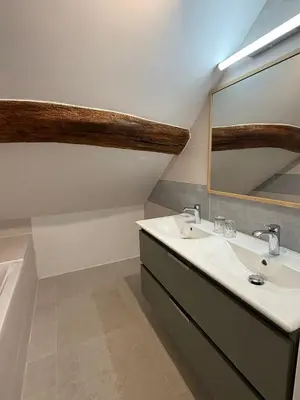 Salle de bains dans l'établissement Auberge du Vieux Brancion