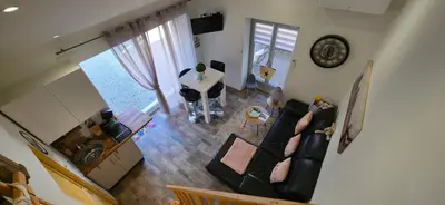 Télévision ou salle de divertissement dans l'établissement Le petit cocon de Céline et Jérémy