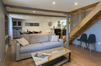 Coin salon dans l'établissement Les Loges du Beaujolais Maison Chic et Confort