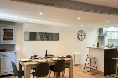 Cuisine ou kitchenette dans l'établissement Les Loges du Beaujolais Maison Chic et Confort