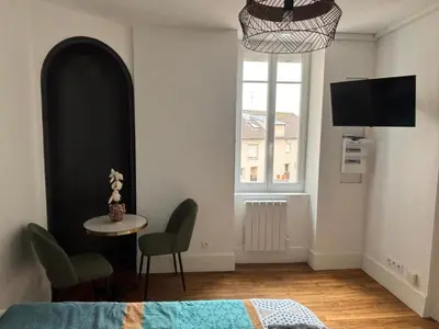 Télévision ou salle de divertissement dans l'établissement Charmant appartement avec décoration moderne