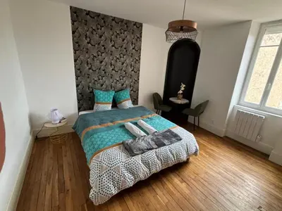 Un ou plusieurs lits dans un hébergement de l'établissement Charmant appartement avec décoration moderne