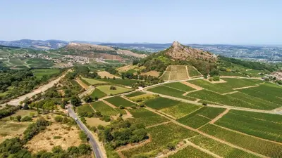 Plan de l'établissement L'évasion viticole cour fermée & parking privé au pied de la roche de Solutré
