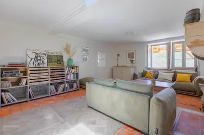 Coin salon dans l'établissement Le Pressoir - Maison de campagne avec piscine chauffée pour 12 personnes