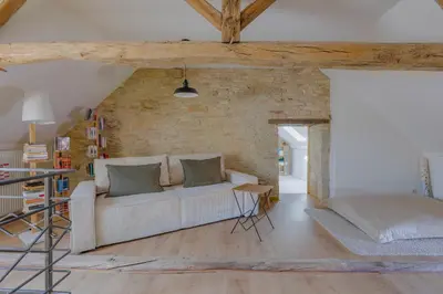 Coin salon dans l'établissement Le Pressoir - Maison de campagne avec piscine chauffée pour 12 personnes