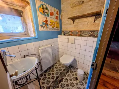 Salle de bains dans l'établissement Le Pressoir - Maison de campagne avec piscine chauffée pour 12 personnes