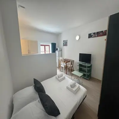 Télévision ou salle de divertissement dans l'établissement Studio Le Verdun et La République
