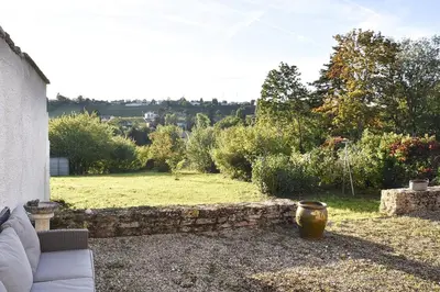 Jardin de l'établissement La Maison des Vignes à 5 minutes de l A6 & Macon