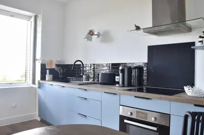 Cuisine ou kitchenette dans l'établissement La Maison des Vignes à 5 minutes de l A6 & Macon